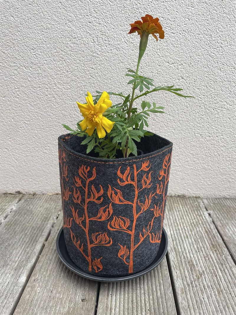 Growbag Harakeke Orange on Grey