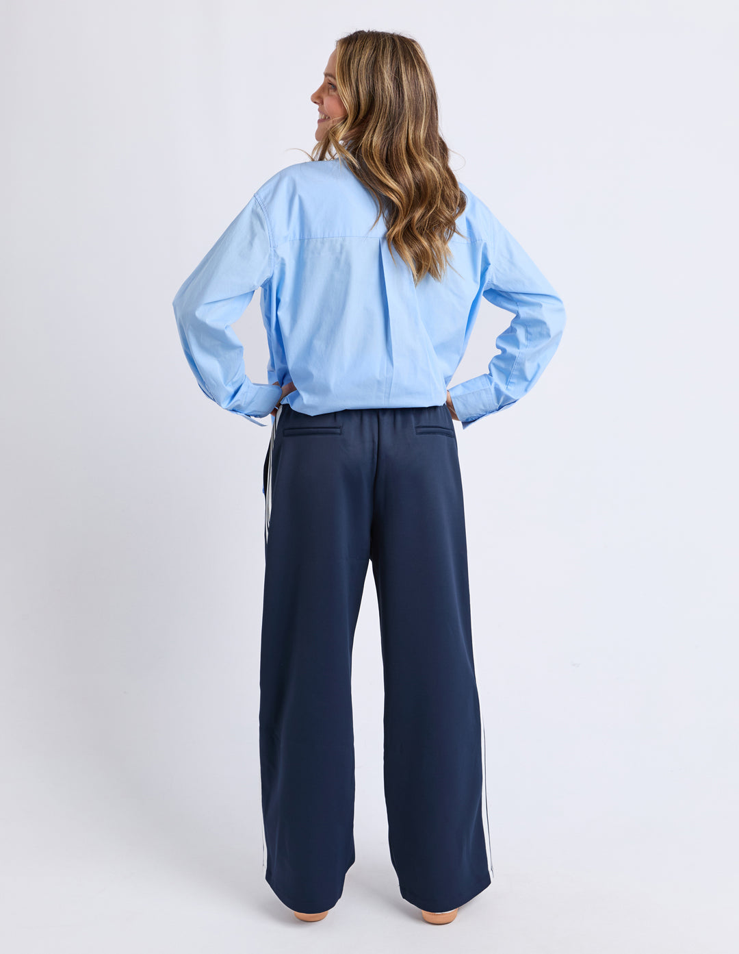 Elm York Pant Classic Navy close-up side view.