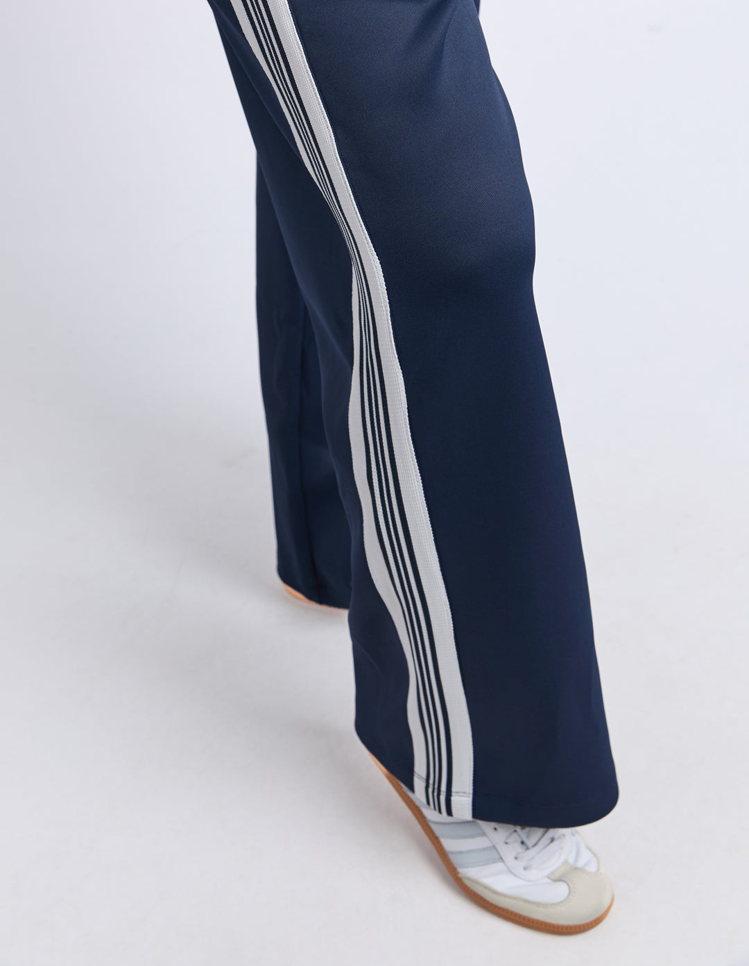 Elm York Pant Classic Navy side close-up view.