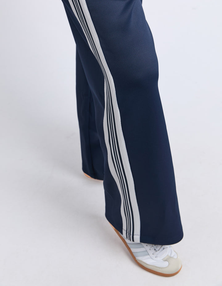 Elm York Pant Classic Navy side close-up view.