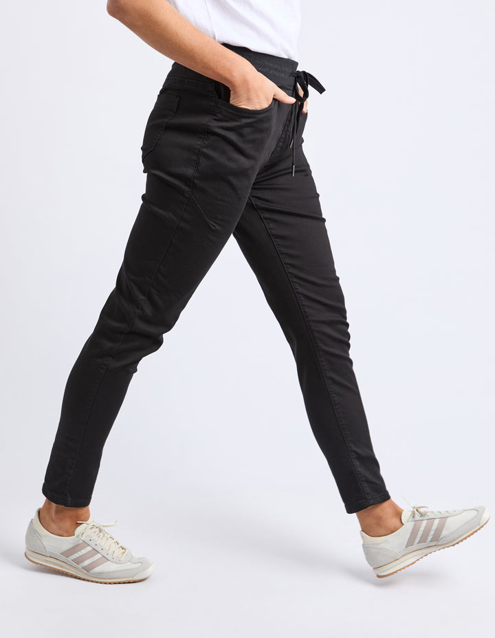 Foxwood | Sylvia Jogger - Black - Side 