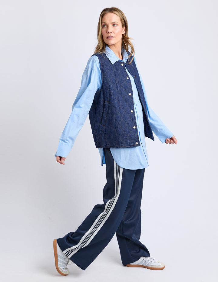 Elm York Pant Classic Navy side three-quarter view.