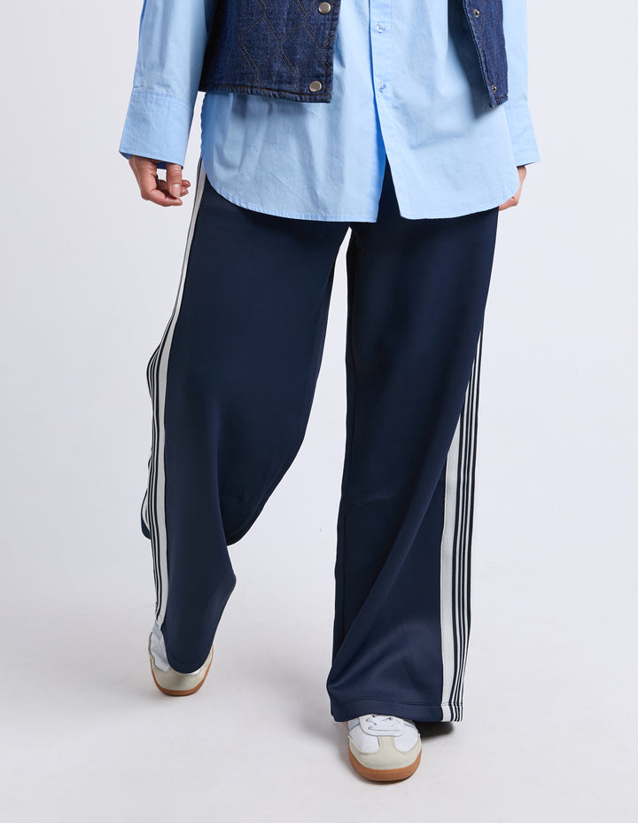 Elm York Pant Classic Navy side view.