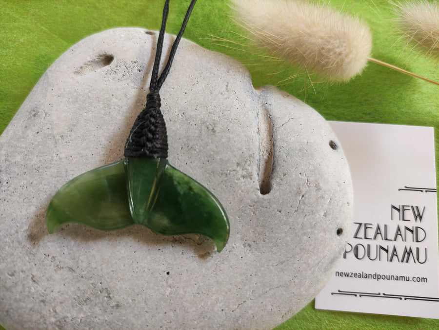 Pendant New Zealand Jade Whale Tail Bound - 40mm