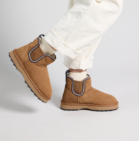 Chestnut EMU Higgie boots side-profile view.