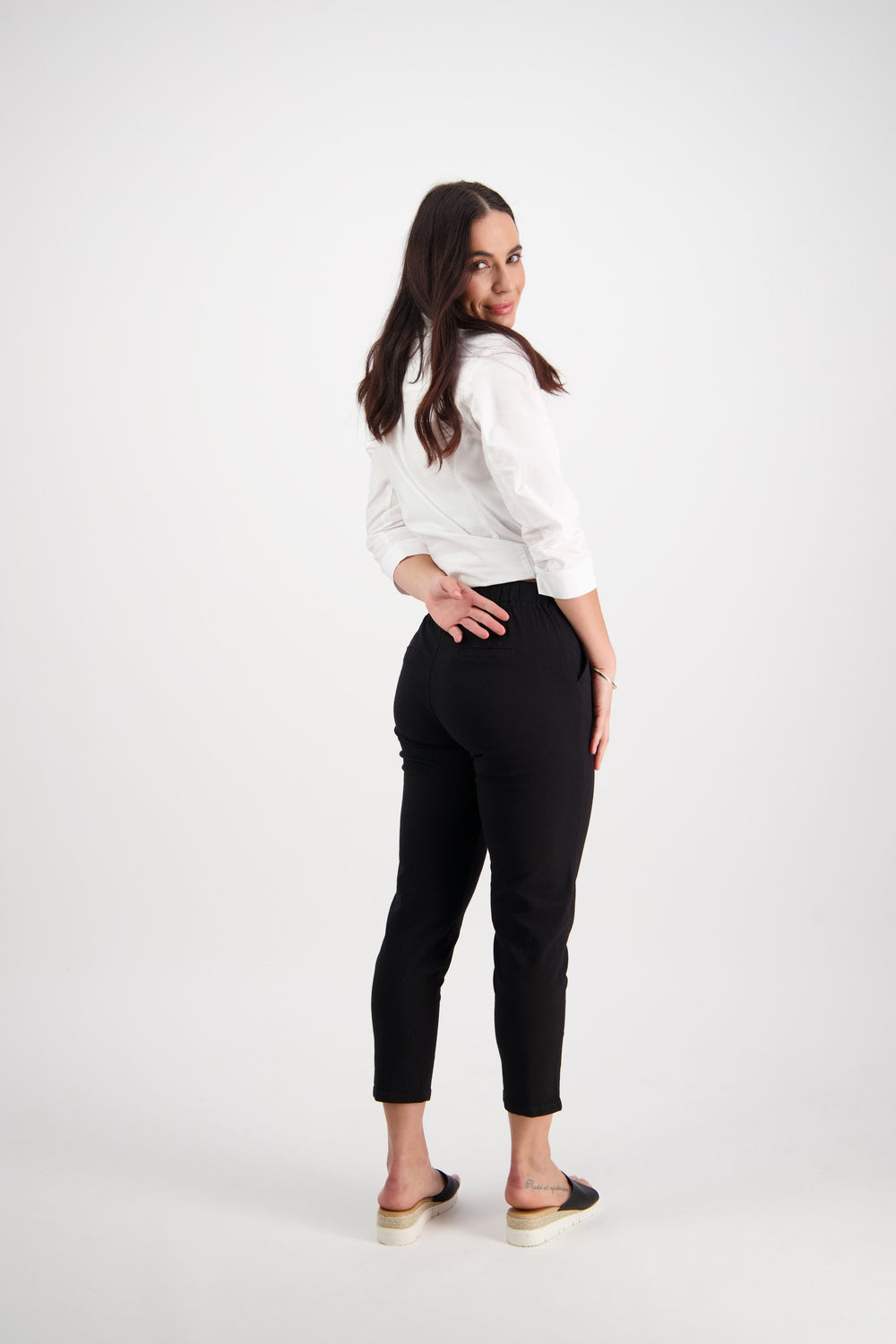 Vassalli | 7/8 Slim Leg Elastic Waist Pant in Black - Back View