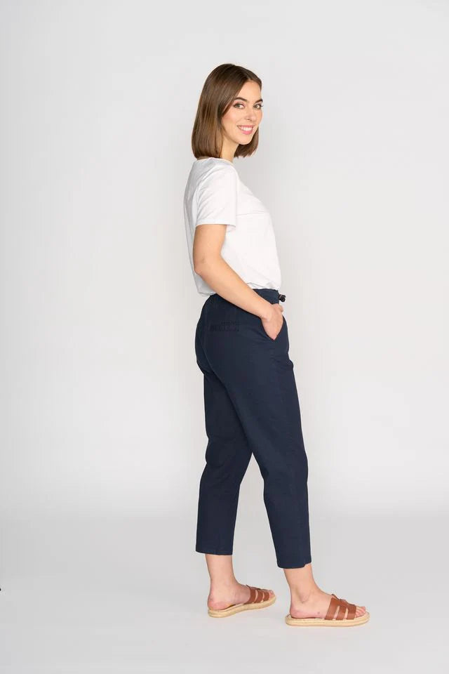 Vassalli 7/8 Slim Leg Elastic Waist Pant in Ink - Side View